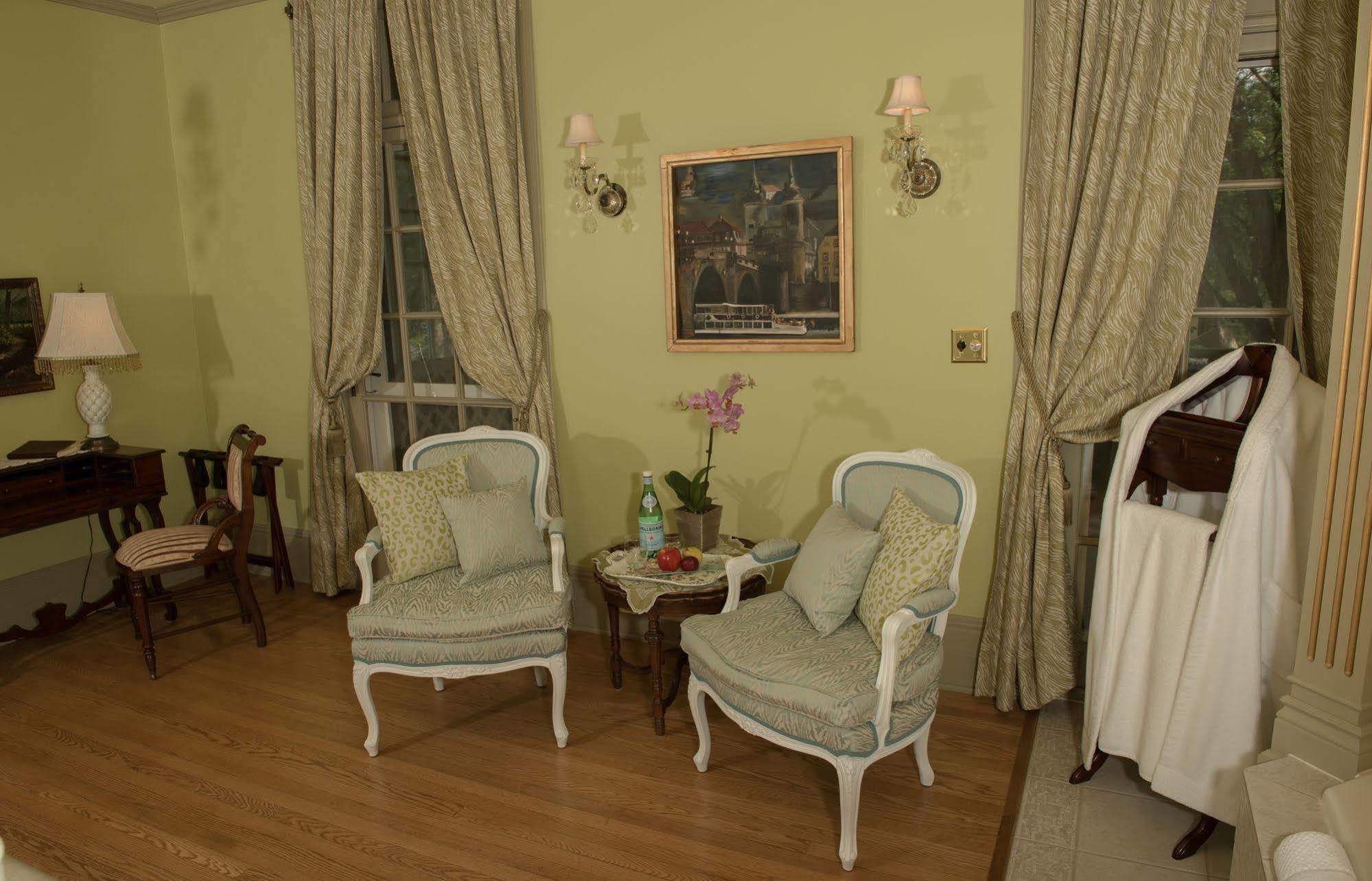 Montrose Inn เบลวิลล์ ภายนอก รูปภาพ