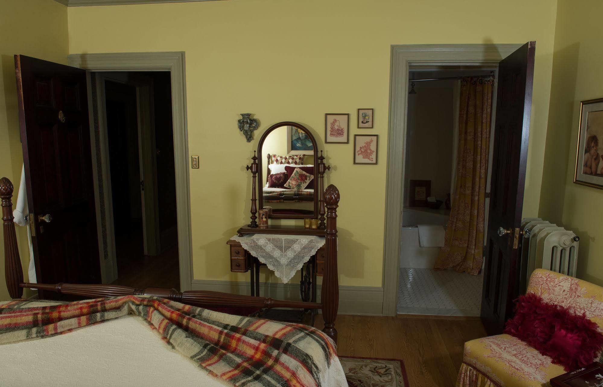 Montrose Inn เบลวิลล์ ภายนอก รูปภาพ